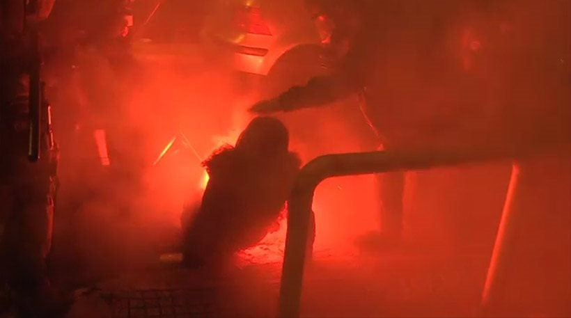 Παραμένει στη ΜΕΘ η δικηγόρος που τραυματίστηκε από φωτοβολίδα  στα Εξάρχεια